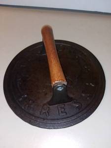 lot 3047 image: Cast Iron Pig Bacon Press