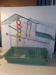 lot 3048 image: Prevue Hendryx House Shaped Bird Cage
