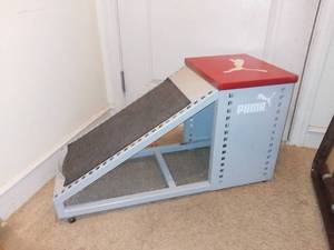 lot 3070 image: Puma Retail Shoe Bench