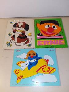lot 3071 image: 3 Vintage Puzzles - Ernie Grover and Puppy
