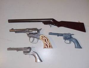 lot 3076 image: 4 Vintage Toy Guns - Daisy Hubley Halco