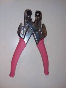 lot 3083 image: We R Memory Keepers Crop-A-Dile Eyelet and Snap Punch