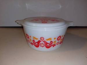 lot 3104 image: Vintage Pyrex Friendship Casserole Dish 473 1qt