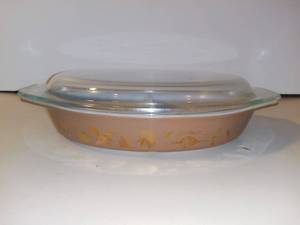 lot 3105 image: Vintage Pyrex Early American Divided Dish 1.5 qt