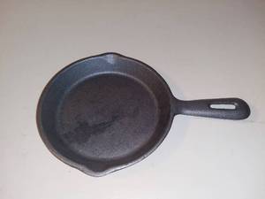 lot 3107 image: 6 18 Inch Cast Iron Skillet