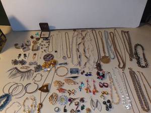lot 3113 image: Lot of Jewelry