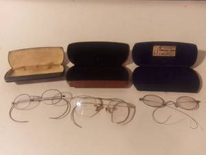 lot 3124 image: 3 Vintage Eyeglasses With Cases