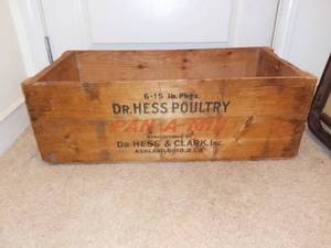 lot 3167 image: Vintage Wooden Dr. Hess Poultry Box