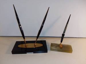 lot 3170 image: Vintage Fountain Pens With Desktop Bases - Parker Sheaffer