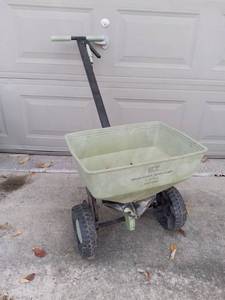 lot 3178 image: EZ Broadcast Spreader