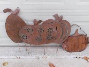 lot 3179 image: Rustic Metal Autumn Decor