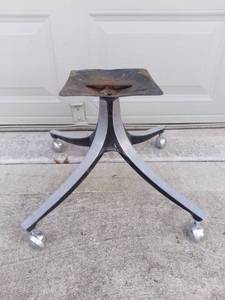 lot 3183 image: Mid Century Chair Base