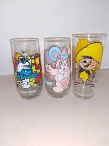 lot 3191 image: 3 Collectible Glasses - Speedy Gonzales Smurfs and Popples