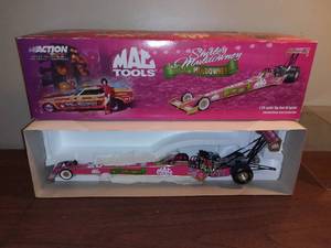 lot 2001 image: 124 Scale Action Shirley Muldowney Mac Tools Dragster