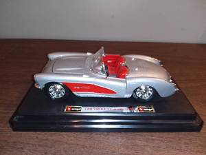 lot 2003 image: 124 Scale Burago Diecast 1957 Corvette
