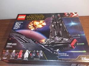 lot 2015 image: LEGO - Star Wars Kylo Rens Shuttle 75256