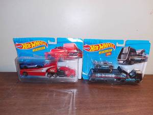 lot 2027 image: 2 Hot Wheels Haulers