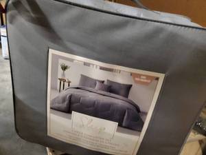 lot 9642 image: Sleep Sanctuary 4 PC Comforter Set King