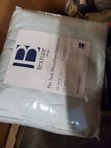 lot 9648 image: Byourbed Pin Tuck Micofiber Comforter King Xl