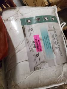 lot 9657 image: White Down And Feather Comforter Twin