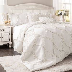 lot 9687 image: Avon 3-Piece King Comforter Set Bedding