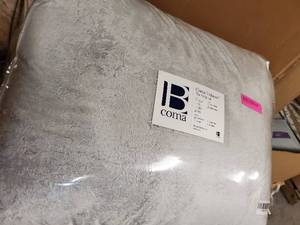 lot 9693 image: Coma Inducer Over Sized Cmoforter