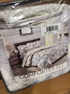 lot 9704 image: Comforter Set 