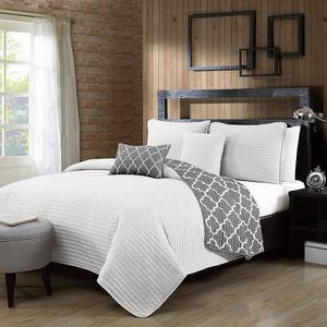 lot 9705 image: Griffin 5-Pc. FullQueen Solid with Quatrafoil Reversible Quilt Set