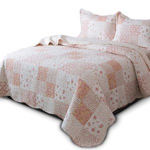 lot 9736 image: Kasentex Country-Chic Printed Pre-Washed Quilt Set. Microfiber Fabric Quilted Pattern Bedding, KING  2 Shams, Multi-Pink