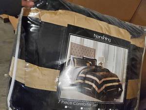 lot 9743 image: Nanshing 7 pc Comforter Set