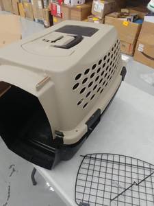 lot 1426 image: Petmate Dog Plastic Crate 26 x 14