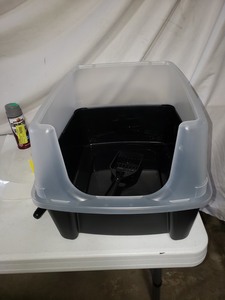 lot 1023 image: Kitty litter Box with scoop