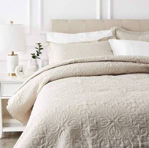 lot 16715 image: Amazon Basics Oversized Quilt Coverlet Bed Set - King, Beige Floral