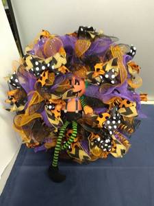 lot 102 image: Beautiful Handmade Halloween Wreath
