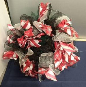 lot 103 image: Beautiful Handmade Christmas Wreath