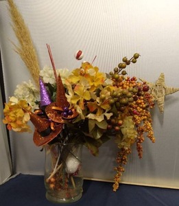 lot 107 image: Holiday Floral Arrangement