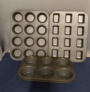 lot 118 image: Like New and Used Muffin Pans