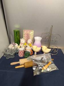 lot 125 image: Misc Bunny Decorations, Candy Dishes, Salt & Pepper Shakers (no stoppers on the bottom), Vase, etc...