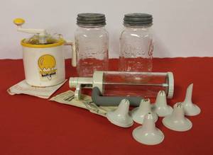 lot 35 image: The Pampered Chef Easy Accent Decorator WInstructions, Donvie Half-Pint Ice Cream Maker WInstruction & 2-20oz. Atlas Mason Jars WLids