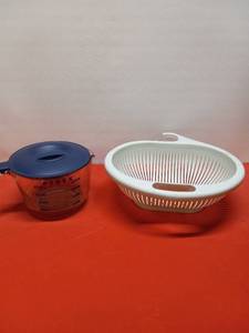lot 38 image: Colander and 8 Cup Pyrex Measuring Cup with Lid