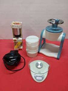 lot 40 image: Pampered Chef Ice Shaver with Containers, Missouri Olive Oil Sprayer, Mini Griddle and Biggest Losrr Food Scale