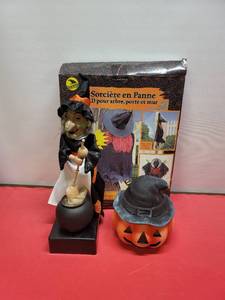 lot 328 image: Halloween Dcor