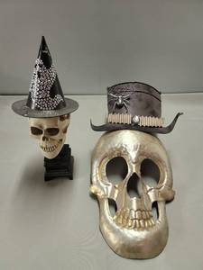 lot 329 image: Halloween Decor Lot 2#