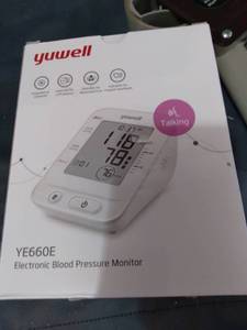 lot 25079 image: YUWELL BLOOD PRESSURE MONITOR & BATTERY