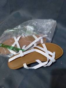lot 25085 image: AMAZON ESSENTIALS SANDLES, WHITE STRAPS, SIZE 9