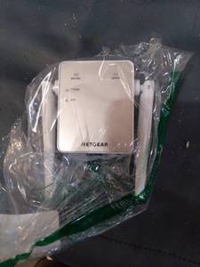 lot 25113 image: Long Range WIFI Repeater, NETGEAR WiFi Range Extender - Coverage up to 600 sq.ft. and 10 devices with N300 Wireless Signal Booster & Repeater (up to 300Mbps speed), and Compact Wall Plug Design