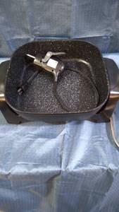 lot 25165 image: ELITE GOURMET SKILLET ( MODEL # EG-6201) BLACK ( SLIGHTLY DAMAGE LID SEE PICTURE)