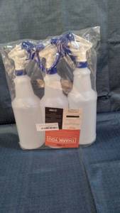 lot 25173 image: CSBD 32oz PLASTIC SPRAY BOTTLE ( WHITE BLUE)