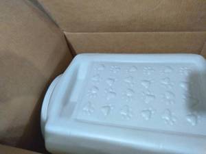 lot 35409 image: WHITE DOG FOOD STORAGE CONTAINER