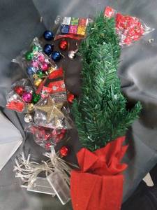 lot 35410 image: MINI CHRISTMAS TREE WITH DECORATIONS